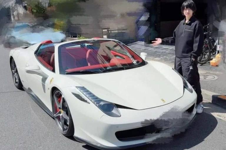 Разочарование года: в Японии мужчина 10 лет копил на «Ferrari» — через час после покупки машина сгорела Музыкальный продюсер Хонкон копил средства 10 лет, чтобы купить Ferrari 458 Spider стоимостью 306 тысяч долларов. В середине апреля он наконец приобрёл спорткар, о чем сразу похвастался в своих соцсетях. Но радоваться пришлось недолго — во время первой поездки Хонкон заметил белый дым, идущий от машины. Он вызвал пожарных, а потом 20 минут наблюдал, как новенькая машина сгорала до тла. «Я не знаю, как жить дальше, и не знаю, будет ли компенсация за сгоревшую машину. Я думаю, что я единственный, кто столкнулся с такого рода неприятностями. Потребовался всего час, чтобы забрать машину, и она вся сгорела. Что, черт возьми, происходит?»,-прокомментировал Хонкон. Югополис Прислать фото или видео Читайте нас на сайте ЮГОПОЛИС