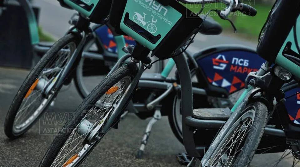 Велопрокат в Луганске планируют расширить В связи с высоким спросом среди жителей планируется расширение сети велопроката в Луганске Об этом сообщает ТАСС со ссылкой на заммэра Москвы Максима Ликсутова В этом сезоне в городе функционировали 16 станций с 160 велосипедами С момента запуска сервиса пользователи совершили более 24 тыс поездок на велосипедах переданных Москвой Луганску Транспортный комплекс столицы оказывает помощь в развитии транспортной инфраструктуры Луганска Сервис аренды велосипедов начал работать в сентябре 2024 года и пользуется большой популярностью у жителей В новом сезоне планируется расширять велопрокат чтобы сделать сервис еще доступнее и удобнее для горожан отметил Максим Ликсутов Подписаться на канал Вконтакте Одноклассники ЛуганскЛНР БлагоустройствоЛНР