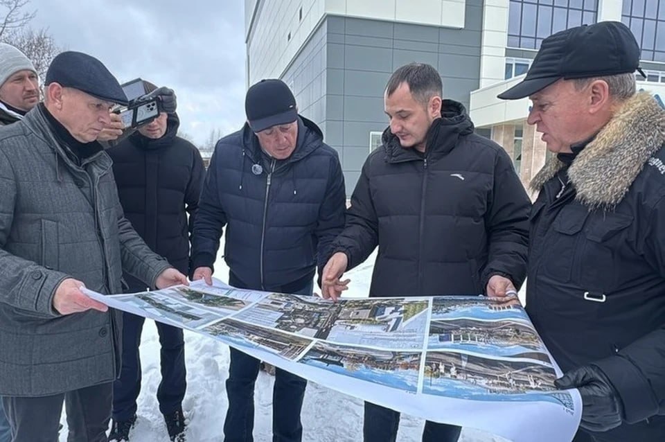 В Южно-Сахалинске рассказали о новом этапе благоустройства набережной Рогатки  В областном центре продолжается комплексное благоустройство набережной реки Рогатки. Губернатор Валерий Лимаренко и мэр Южно-Сахалинска Сергей Надсадин обсудили очередной этап проекта, который позволит объединить уже существующее пространство, созданное в ходе первых этапов, с территорией возле ДК «Родина», Центра единоборств и Корейского культурного центра.  Подробнее на сайте.