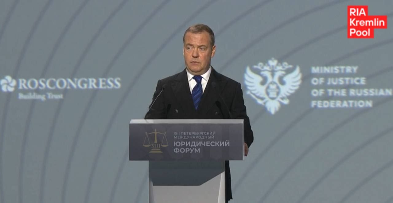 На Украине сейчас нет лиц, уполномоченных на заключение мирного договора, и это большая проблема, заявил Дмитрий Медведев.