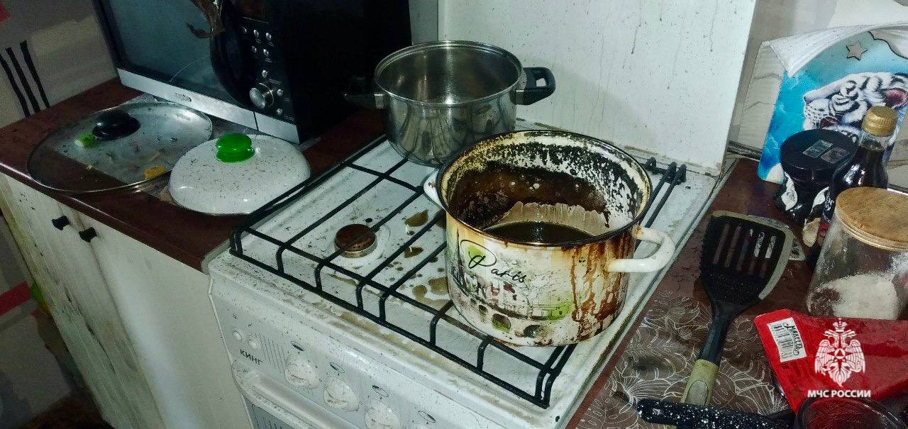 #ПожарныеСутки26 Юный кулинар устроил пожар, но проявил героизм и вовремя вызвал огнеборцев Вчера днем на пульт диспетчера службы «112» поступило сообщение о возгорании в квартире в городе Невинномысске на улице Калинина. Прибывшие по указанному адресу огнеборцы МЧС Ставрополья эвакуировали пострадавшего ребенка и ликвидировали пламя на площади 9 квадратных метров. Самостоятельно покинули квартиры еще 11 человек, из них 4 ребенка. На месте работали 16 специалистов и 5 единиц техники. Как выяснилось, 12-летний мальчик решил приготовить себе обед. Он поставил на включенную плиту кастрюлю с маслом и ненадолго отошел в другую комнату. Вернувшись, почувствовал запах гари и попытался потушить раскаленное масло водой. В результате масло мгновенно вспыхнуло. Подросток не растерялся и сразу вызвал пожарных. Пострадавший получил ожоги тела и был госпитализирован. Сейчас его жизни и здоровью ничего не угрожает. МЧС России по Ставропольскому краю напоминает алгоритм действий в подобной ситуации: • нельзя тушить горящее масло водой; • накрой сковороду/кастрюлю крышкой или плотным негорючим материалом; • позвони пожарным по номерам «101» или «112»; • если потушить не получается, не рискуй - сообщи окружающим об угрозе и покинь опасную зону. #МЧС26 #МЧССтаврополь