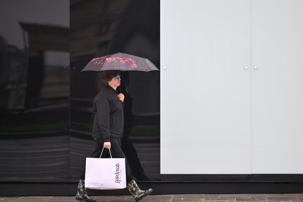 Синоптики сообщили о перевыполнении майской нормы по осадкам в Москве Превышение показателя зафиксировано уже к концу второй декады месяца. Такие данные в своём Telegram-канале привёл ведущий специалист центра погоды «Фобос» Михаил Леус. «Минувшей ночью в осадкомеры базовой метеостанции ВДНХ попало четыре миллиметра влаги, это довело общее количество осадков до 61,1 миллиметра, что на 0,1 выше майской климатической нормы», — говорится в публикации. Подпишись на «Говорит Москва»