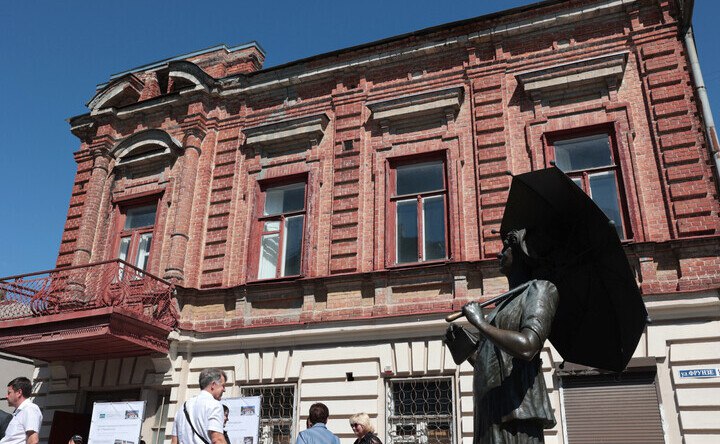 В Таганроге появится первый в России музей Фаины Раневской В Таганроге планируют создать первый в стране музей посвящённый жизни и творчеству Фаины Раневской Будущая экспозиция разместится в доме на улице Фрунзе где родилась легендарная актриса Во время рабочего визита в город врио губернатора Ростовской области Юрий Слюсарь осмотрел мемориальное здание недавно переданное в региональную собственность Он поручил подготовить проектную документацию для реставрации а также поручил министерству культуры и администрации города проработать концепцию музея По информации пресс службы регионального правительства исторический дом признанный объектом культурного наследия никогда не подвергался капитальному ремонту В 2023 году его квартиры были выкуплены благотворительным фондом и безвозмездно переданы региону С 2024 года объект закреплён за Таганрогским музеем заповедником По словам директора учреждения Елизаветы Липовенко в коллекции музея хранится множество личных вещей Раневской которые могут стать основой будущей экспозиции ростовскаяобласть фаинараневская таганрог Подпишись на donnewsru