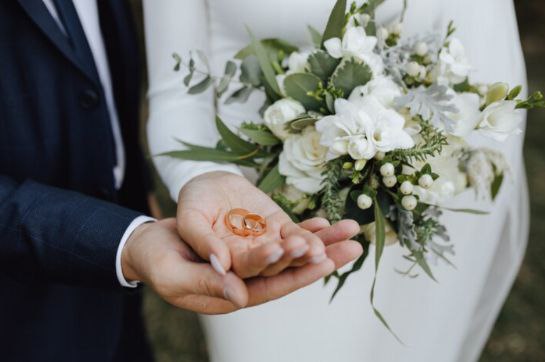 В Приамурье для регистрации брака в 2026 году доступны новые красивые даты Их опубликовали в телеграм канале начальника регионального управления ЗАГС И первая из них понедельник 26 01 26 В этом году привлекательная дата совпадает с неофициальным праздником Днем супругов Отличный повод узаконить свои отношения и успеть подать заявления о регистрации брака Сделать это можно на портале госуслуг поделилась начальник управления ЗАГС области Наталья Томилова в соцсетях В наступающем году есть и другие привлекательные даты для свадьбы Одна из них это 170 летие Благовещенска Юбилейный день рождения город отметит в самом начале лета событие совпадает со стартом свадебного сезона Для тех кто еще не определился с датой опубликовали небольшую подборку 26 01 2026 понедельник 26 02 2026 четверг 26 03 2026 четверг 26 04 2026 воскресенье 26 05 2026 вторник 06 06 2026 суббота 26 06 2026 пятница 08 07 2026 День семьи любви и верности среда 26 07 2026 воскресенье 26 08 2026 среда 26 09 2026 суббота 26 10 2026 понедельник 26 11 2026 четверг 26 12 2026 суббота Напомним заявление на регистрацию брака можно подать за год до даты свадьбы