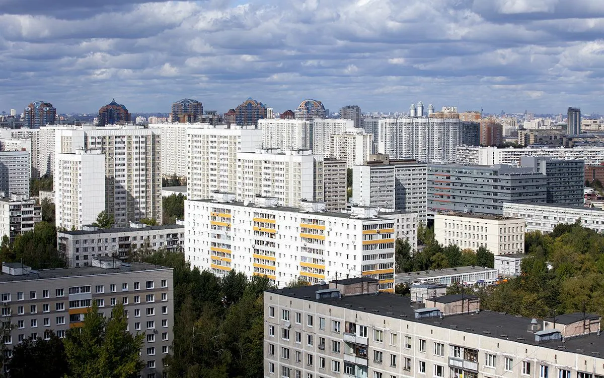 Цены на жильё в центре Москвы обогнали цены во многих других столицах Европы По цене квадратного метра в центре города Москва вошла в число самых дорогих столиц Европы пишет RTVI Так российская столица по цене проживания обогнала Берлин Рим Мадрид Дублин Лиссабон Варшаву и все столицы Балтии Квадратный метр квартиры в центре Москвы стоит 878 тысяч рублей Отмечается что на севере Европы дороже стоит лишь жилье в Стокгольме Швеция где квадратный метр в цене достигает около 915 тысяч рублей Самый заметный ценовой разрыв у Москвы и Тбилиси Квадратный метр в центре столицы Грузии стоит порядка 188 тысяч рублей Другими словами за цену одного московского метра в Тбилиси можно купить примерно 4 7 квадратных метров россия общество регионы недвижимость