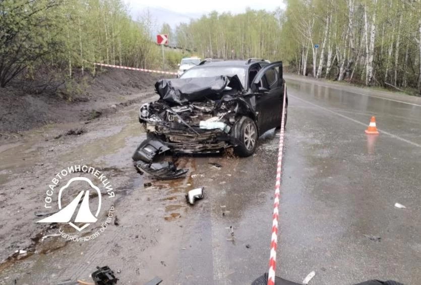 В Кыштыме в ДТП на мокрой трассе погибла девушка 2001 года рождения, три человека пострадали В Кыштыме Челябинская область в ДТП во время дождя погибла девушка 2001 года рождения, ехавшая в качестве пассажира в автомобиле «Лифан Х50». Три человека пострадали. Как сообщает региональная Госавтоинспекция, смертельная авария произошла девятого мая в 18 часов 40 минут на седьмом километре автодороги Кыштым – Тайгинка – Сайма. Водитель 1983 года рождения за рулем иномарки «Киа Рио» выехал на встречную полосу на запрещенном для этого маневра участке и врезался в «Лифан Х50», которым управлял автомобилист 1989 года рождения. В результате столкновения девушка-пассажир «Лифана» погибла на месте, оба водителя и еще одна пассажир, 1995 года рождения, получили травмы и были доставлены в больницу. На месте работали сотрудники Госавтоинспекции и следственно-оперативная группа, обстоятельства выясняются. URALPRESS.RU