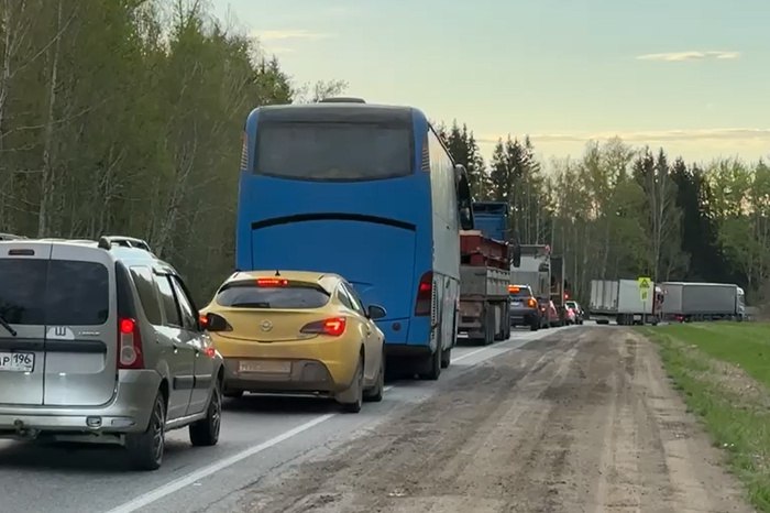 На трассе Екатеринбург — Курган построят мост В районе Логиново собираются возвести мост через железнодорожные пути. Работы начнутся в сентябре. Об этом в своём телеграм-канале сообщил врио губернатора Денис Паслер. — Свердловчане стоят в пробках на переезде часами, они растягиваются на десятки километров. Тратятся нервы и время. Уже через несколько месяцев мы приступим к строительству, и проблема будет решена навсегда, — написал Паслер. Напомним, построить мост обещают с 2023 года. Он должен избавить автомобилистов от необходимости стоять перед железнодорожным переездом. По предварительным данным, цена путепровода составит около миллиарда рублей, сообщает портал E1.RU.