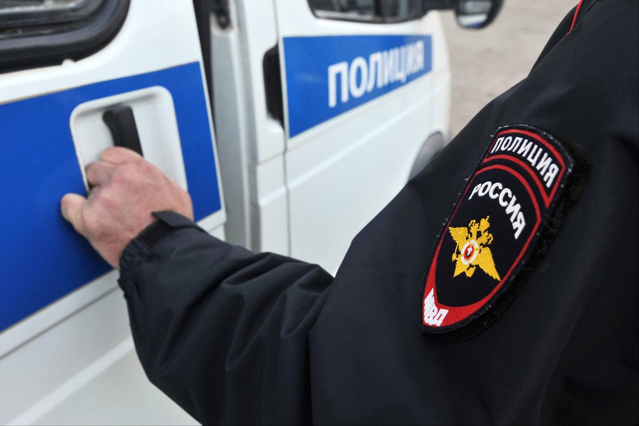 Стрелок по собакам разыскивается Во время прогулки на улице Пушкина жительница Железнодорожного заметила, что ее карликовый пудель стал вести себя беспокойно и заскулил. В ветеринарной клинике в теле собаки нашли пулю. По предварительным данным, от пневматического ружья. Владелица собаки подала заявление в полицию. Сейчас оперативно-розыскные группы пытаются найти преступника.