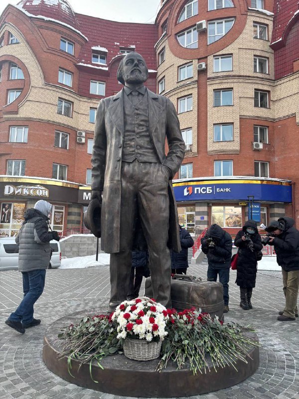 Ура В Барнауле наконец то открыли памятник Фёдору Достоевскому Он расположен на пересечении проспекта Ленина и улицы Партизанской Идея установки памятника принадлежит совету ветеранов органов безопасности Алтайского края Фото Катунь 24