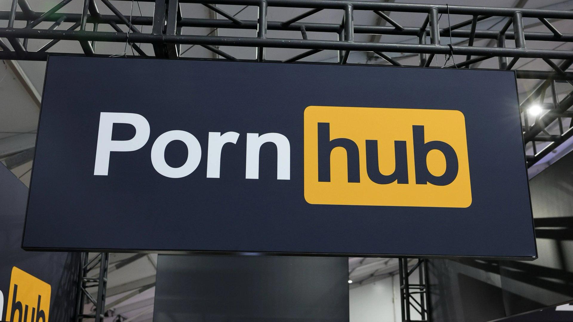 Wired пишет что Pornhub призвал Apple Microsoft и Google внедрить проверку возраста на уровне устройств Сайт пытается соблюдать требования США и Великобритании о верификации пользователей но из за этого сталкивается с падением трафика dtf ru life 4401336