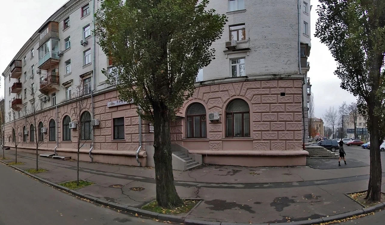 Власти Киева переименовали десять городских улиц Среди них и те которые были названы в честь живописца Левитана и полководца Суворова В частности улица Левитана стала Лукрецкой улица Суворова теперь носит имя Людмилы Фои Проспект Маршала Рокоссовского стал проспектом Дмитрия Павлыко а переулок Макаренко переименовали в переулок Софии Окуневской Как заявили в киевском горсовете переименовали объекты названия которых были связаны со страной агрессором Решение приняло большинство депутатов Подписаться на Говорит Москва Telegram VK MAX