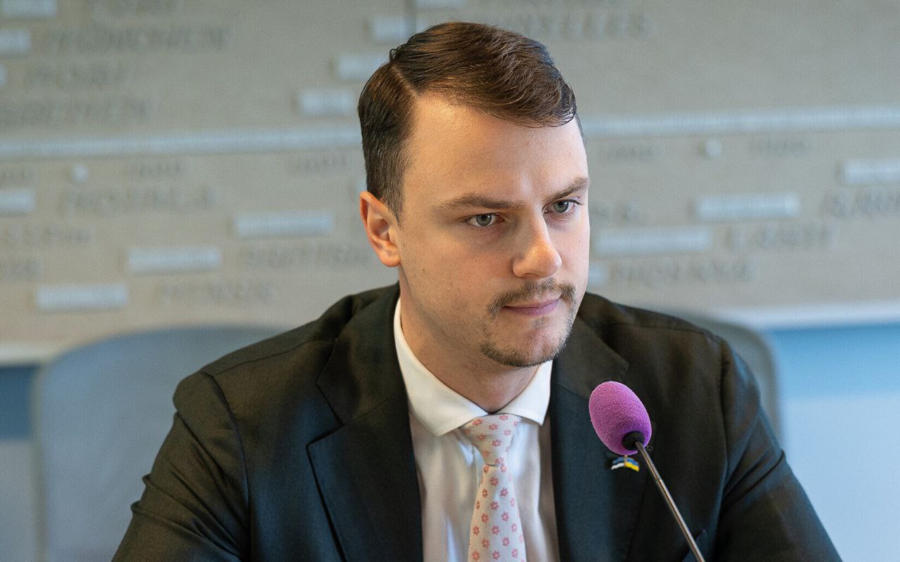 Итоги выборов с Алексеем Яшиным На минувшей неделе в Эстонии прошли муниципальные выборы Уже известны основные данные о набранных голосах и самое время подвести итоги кто вышел вперед где произошли неожиданные повороты и как распределились голоса избирателей В нашей студии вице мэр Таллинна по вопросам образования представитель партии Eesti 200 претендовавший на пост мэра Алексей Яшин