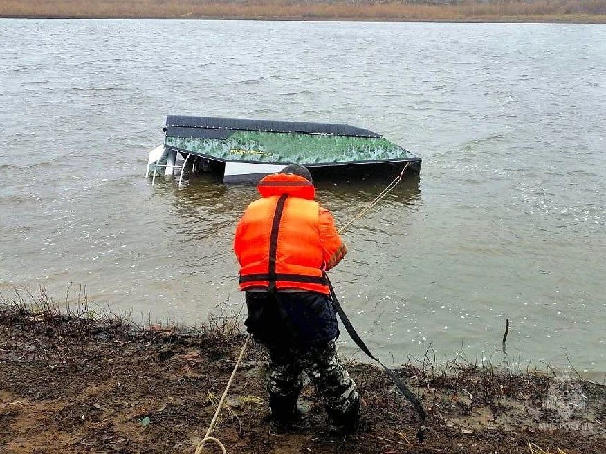 Ноябрь - не лучшее время для водных прогулок   Первого ноября 2024 года в три часа дня в Единую дежурную диспетчерскую службу г. Тюмени от очевидца поступило поступило сообщение, что на реке Тура вблизи моста по улице Мельникайте перевернулось водное судно.  На место вызова прибыли инспекторы Центра ГИМС Главного управления МЧС России по Тюменской области.   Двое мужчин, находившихся в аэролодке, после того, как она перевернулась, оказались в воде, но смогли сориентироваться в ситуации – важную роль сыграли спасжилеты.   Прибытие сотрудников МЧС России также было кстати: спасатели помогли любителям водного экстрима выбраться из опасной зоны.    Если нужна помощь или вы стали свидетелем происшествия, следует звонить по телефону «112».