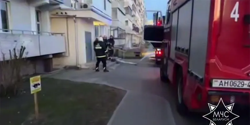 В Гродно спасатели вынесли из горящей квартиры мужчину без сознания Сообщение о запахе гари в подъезде дома на улице Поповича поступало утром 11 апреля На девятом этаже из окна квартиры уже выбивались клубы дыма При разведке и тушении пожара спасатели обнаружили хозяина квартиры в бессознательном состоянии Его вынесли на улицу и передали медикам для реанимации Мужчину госпитализировали пожар ликвидировали Эвакуация жильцов не потребовалась причина возгорания устанавливается На месте работали восемь единиц техники МЧС Разговоры на кухне