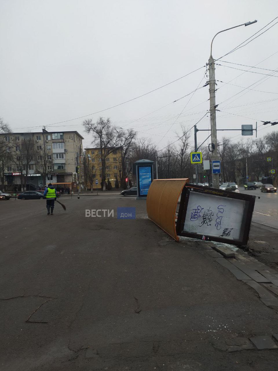 Первые последствия порывистого юго-западного ветра зафиксировали наши корреспонденты в Ростове. На площади Плевена  пересечение ул. Зорге и пр. Коммунистического  сдуло остановочный комплекс.  Что ж, поликарбонатная конструкция давно выглядела «уставшей» и наверно решила «прилечь». Мелкие осколки разлетелись на много метров вокруг. Надеемся, никто не пострадал. Будьте осторожны при такой погоде!   Подписаться    Прислать новость