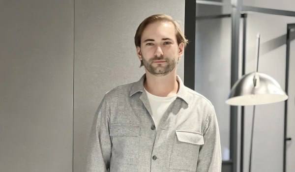 Российский авторынок находится в фазе структурной перестройки где доминирующую роль играет сегмент подержанных автомобилей За десять месяцев 2025 года вторичный авторынок остался практически на уровне прошлого года было продано 5 32 млн автомобилей против 5 31 млн в 2024 м то есть продажи увеличились на 0 05 Средняя цена на вторичном рынке составила 1 23 млн руб что на 3 больше чем в октябре 2024 года Какие стратегии могут помочь автодилерам поддержать свой бизнес в турбулентных условиях рассказал руководитель отраслевых решений для автодилеров в Т Бизнесе входит в экосистему Т банка Максим Романовский РБК Отрасли