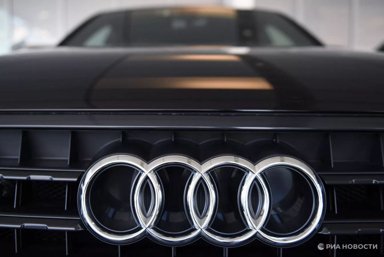 Audi зарегистрировала в России товарные знаки чтобы закрепить за собой названия популярных авто и обезопаситься от возможных вымогательств рассказал РИА Новости адвокат МКА Клишин и партнеры Владимир Энтин По его словам такие шаги являются страховкой на будущее и вполне естественны так как срок охраны товарного знака составляет 10 лет с возможностью возобновления Подписаться на РИА Новости экономика Все наши каналы