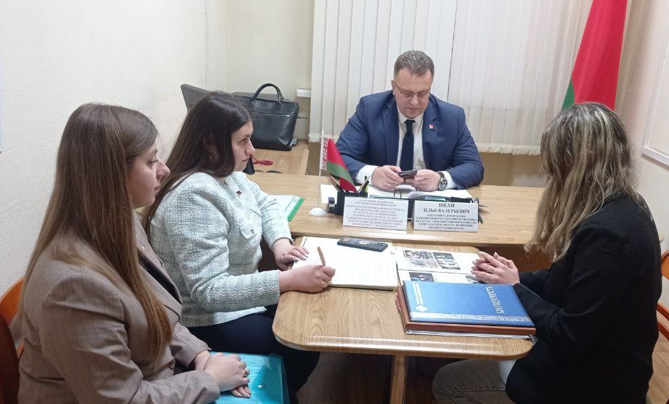 Илья Икан провел личный прием граждан в Полоцком райисполкоме В рамках личного приема состоялось обсуждение актуальных вопросов труда занятости и страхования Особое внимание было уделено взаимодействию с молодежными инициативами К парламентарию обратилась Елена Кругликова председатель комиссии по экономике инновационному развитию и предпринимательству Молодёжного совета при Совете Республики Национального собрания Республики Беларусь Девушка подробно рассказала о деятельности своей комиссии представив разработанные законодательные инициативы направленные на стимулирование экономического роста и поддержку предпринимательства среди молодежи В ходе приема все поставленные вопросы были рассмотрены и успешно решены