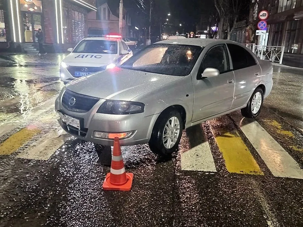 В Ессентуках иномарка сбила пенсионерку Предварительно вчера вечером 23 летний водитель Nissan не пропустил 75 летнюю женщину которая пересекала дорогу по нерегулируемому пешеходному переходу В результате наезда авто пенсионерка получила травмы Водительский стаж молодого человека составляет меньше года Ранее его дважды ловили на нарушении ПДД сообщили в Госавтоинспекции Ставрополья  Если у вас не грузятся фото видео читайте 1777 в MAX   max ru Stavropol1777