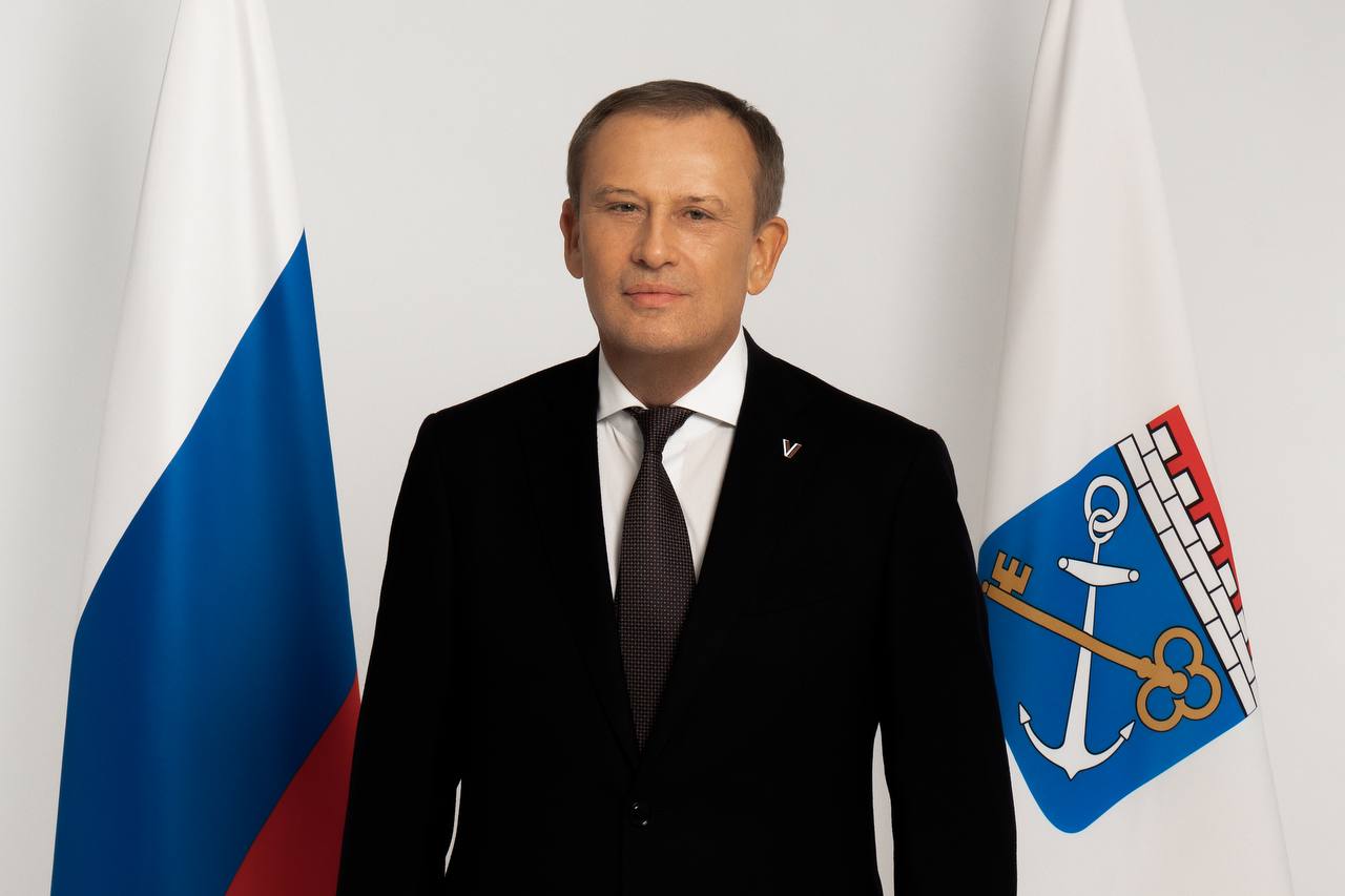 Александр Дрозденко поздравил Александра Гуцана и коллектив полпредства главы государства в СЗФО с 25-летием федеральных округов и института полномочных представителей Президента. «За четверть века институт полпредств доказал свою эффективность и значимость, он стал важнейшим инструментом реализации государственной политики и укрепления единства нашей страны. Благодаря вашему труду органов власти всех уровней действуют согласованно, повышается эффективность управления, поддерживается постоянная обратная связь — между регионами и центром, жителями и главой государства. Ленинградская область чувствует не только внимательный взгляд, но и надежное плечо полпредства, которое помогает решать сложные задачи в диалоге с федеральными органами власти. Желаю всему коллективу полпредства сил и энергии для новых достижений. Пусть ваше служение Отечеству приносит гордость за достигнутые результаты», — отметил в своем поздравлении губернатор Ленинградской области Александр Дрозденко.
