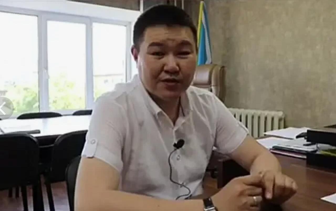 Вячеслав Судер оол определен врио мэра г Кызыла Решение об определении временно исполняющим обязанности мэра столицы региона принял Хурал представителей Кызыла по итогам внеочередной сессии Судер оол занимал должность начальника департамента архитектуры земельных и имущественных отношений в мэрии Также на сессии городского парламента принято решение о досрочном прекращении полномочий Карима Саган оола На данный момент объявлено о проведении конкурса на замещение вакантной должности мэра Кызыла ТЫВАПРЕСС ПОДПИСАТЬСЯ