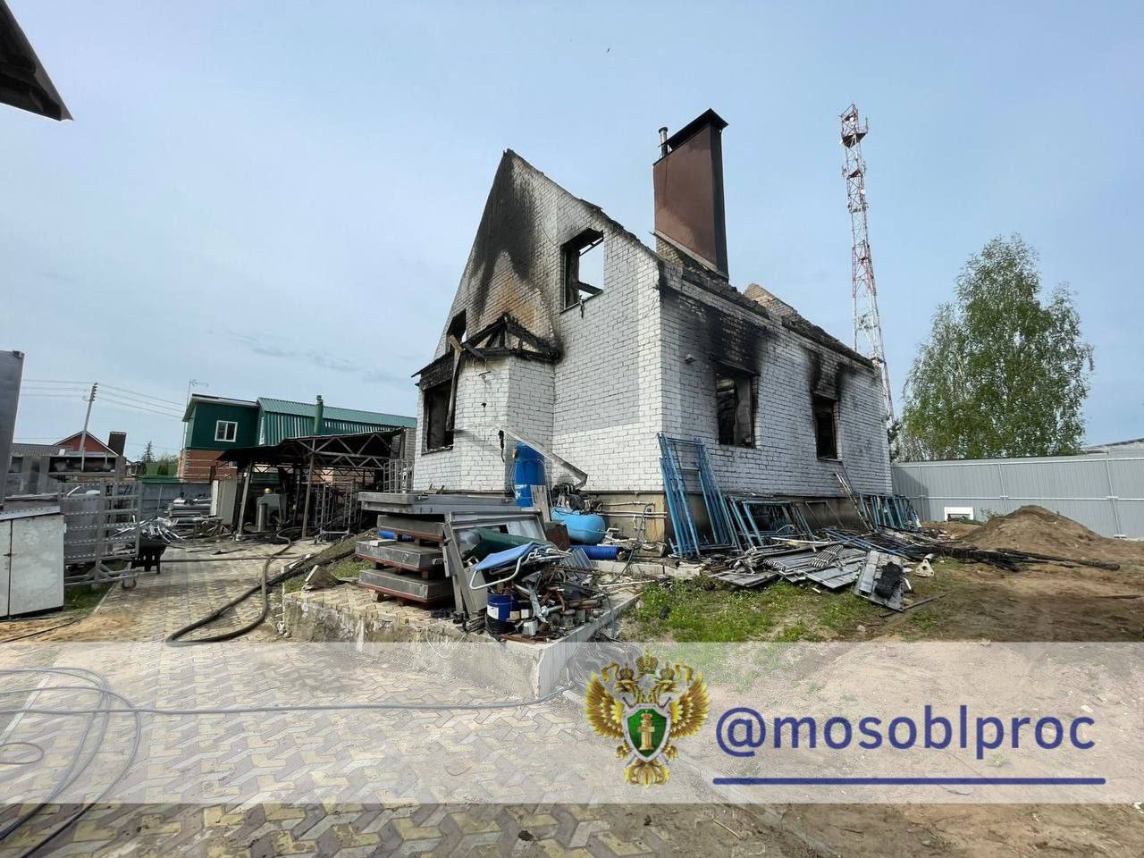 При пожаре в частном доме в Богородском округе погибли три человека Возгорание в д. Молзино на ул. Советской заметили сегодня около пяти утра. Огнем были объяты дом и гараж. В пожаре погибли супружеская пара и 79-летняя женщина. Еще трое членов семьи пострадали, им оказывают необходимую медпомощь. По предварительным данным, возгорание началось в гараже, где стояли электромобили. Точную причину пожара предстоит установить на экспертизе. Расследование на контроле прокуратуры.