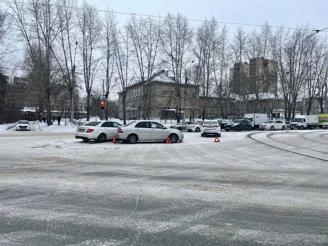 В Новосибирске ребенок разбился в ДТП.   Все случилось сегодня в Ленинском районе, когда Mercedes столкнулся с Toyota Corolla на улице Блюхера. После чего японское авто въехало в Changan.  В аварии пострадал ребенок 2022 года рождения из машины Toyota. Сотрудники ГАИ выясняют все обстоятельства случившегося.   Подписаться