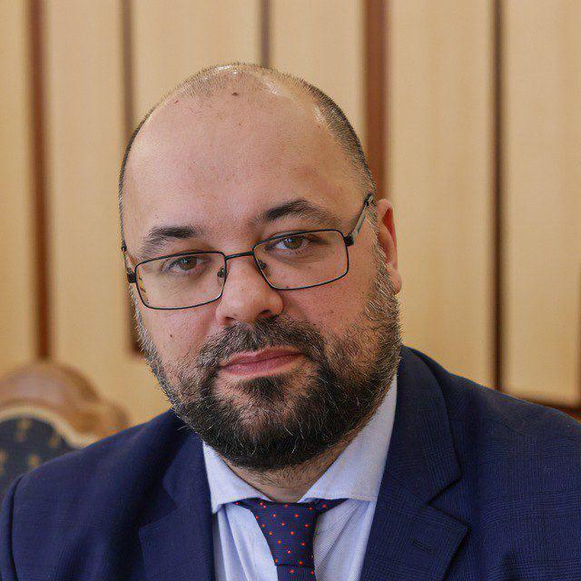 Задержан глава краевого Минстроя Михаил Заскалько Чиновника подозревают в превышении полномочий сообщает telegram канал Kras Mash По данным издания дело Заскалько связано с краевым Управлением капитального строительства где он работал ранее Официального подтверждения этой информации пока нет Отметим в середине декабря также задержали начальника УКС Сергея Ветрова Его подозревают в подозревают в превышении должностных полномочий Дело связано с махинациями при строительстве жилья для сирот UPD Михаил Котюков подписал распоряжение об увольнении Заскалько с 28 декабря 2025 года сообщает канал Красноярский рай официально На должность министра с сегодняшнего дня назначен Максим Говорушкин ранее занимавший пост первого заместителя ТВК