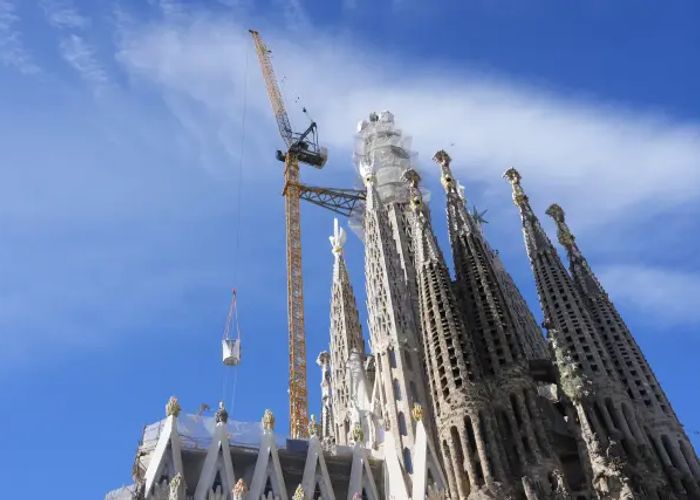 Храм Саграда Фамилия в Барселоне достиг максимальной высоты в 172 5 метра после установки одной из частей на башне Иисуса Христа Официальное открытие центральной башни с крестом состоится 10 июня