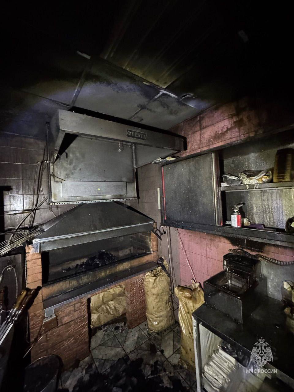 На пожаре в Уфе пострадал мужчина В МЧС Башкортостана поступило сообщение о пожаре в кафе по улице Бакалинская На момент прибытия огнеборцев установлено что произошло горение масла во фритюрнице Пожар потушен до прибытия пожарных К сожалению в результате возгорания 52 летний мужчина получил ожоги I степени левого предплечья После осмотра бригадой скорой медицинской помощи от госпитализации отказался До прибытия пожарных самостоятельно эвакуировались 100 человек в том числе 5 детей На месте работает дознаватель МЧС России МЧС Башкортостан Подписывайся на МЧС России в MAX ВК