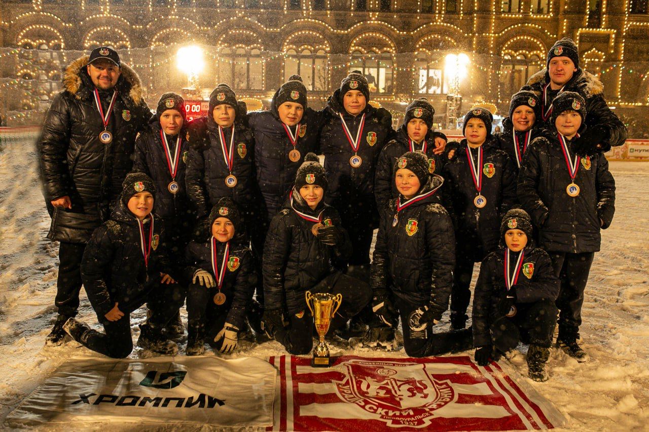 В Москве на Красной площади состоялись матчи финального этапа Кубка Патриарха по хоккею с мячом — турнира на призы Святейшего Патриарха Московского и Всея Руси. Сильнейшие команды из шести федеральных округов выявляли между собой следующего обладателя переходящего трофея  Уральский федеральный округ представляла команда Академии «Уральский Трубник» из Первоуральска, которая сумела завоевать бронзовые награды и вернуться в призовую тройку турнира впервые с 2020 года.    Подробнее читайте на сайте «Областной газеты».    пресс-служба Академии «Уральский Трубник»   Подписаться на «ОГ» Прислать новость Поддержать канал