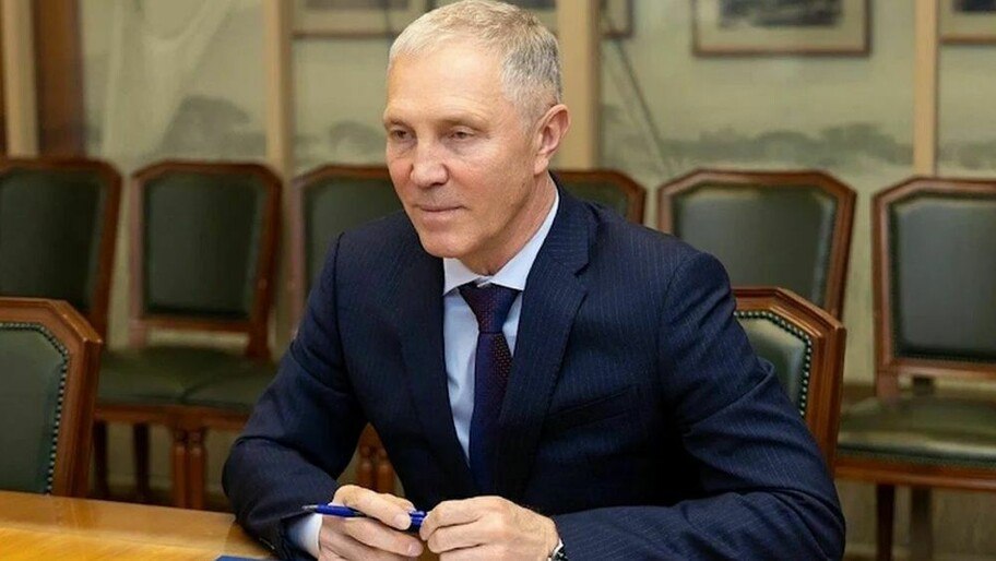 В Херсонской области утвердили меры поддержки для ветеранов труда  Губернатор Херсонской области Владимир Сальдо подписал закон о социальной поддержке ветеранов труда и ветеранов труда Херсонской области. Документ вступил в силу 30 июня 2025 года, сообщили в Правительстве Херсонской области.   Кроме того, ветераны труда смогут бесплатно ездить на городском транспорте  кроме такси и маршрутного такси , получать услуги по изготовлению и ремонту зубных протезов, проходить внеочередное медобслуживание, а также имеют право на внеочередную установку квартирного телефона.  Поддержка предоставляется гражданам старше 60 лет  женщинам  и 65 лет  мужчинам , получающим пенсию. Кроме того, изменен региональный закон о присвоении звания «Ветеран труда» — теперь меры поддержки регулируются отдельным законом.  Фото: пресс-служба губернатора Херсонской области Владимира Сальдо  Читать полностью     , VK и ОК и читайте новости на нашем сайте