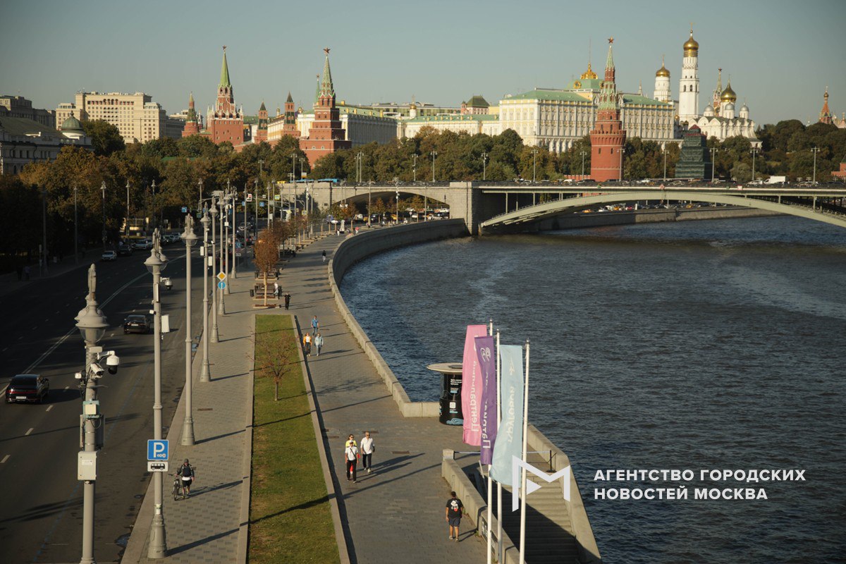 В 2025 году метеорологическая осень придет в Москву 24 сентября с опозданием больше чем на три недели это самое позднее окончание лета за всю историю метеонаблюдений До этого самое позднее окончание метеолета в столице отмечалось 22 сентября 2018 года Даже в рекордно теплом сентябре 2024 года метеолето закончилось на два дня раньше 21 сентября Подпишись на Агентство Москва