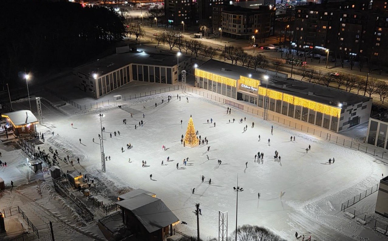 Лыжную базу в Челябинске заменят жилые дома и всесезонный спорткомплекс Крытое мини футбольное поле и здание для школы каратэ появятся на северо западе Челябинска Новый спортивный комплекс а также жилой квартал построят на участке между Комсомольским проспектом и улицей 40 летия Победы на месте лыжной базы А открытые футбольные поля каток и площадку для городков ждет реконструкция Такие условия прописаны в договоре о комплексном развитии территории который мэрия заключила с застройщиком Любителям футбола городков и катания на коньках не придется прощаться с привычками стройку обещают организовать так чтобы объекты были доступны и безопасны пока на территории КРТ возводят новые здания А для Школы каратэ которая занимает одно из помещений базы построят отдельное здание так что площадь для занятий увеличится в полтора раза После постройки здание передадут в собственность муниципалитета Подписаться на vecherchel Голосовать за канал