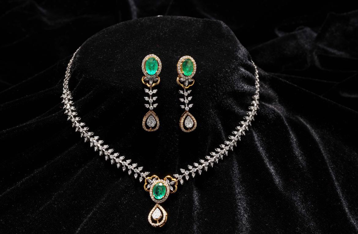 Перед праздниками воры украли в Петербурге ювелирных украшений на 1 1 млн рублей Ювелирный магазин который находится в одном из домов на проспекте Стачек был ограблен неизвестными Сообщение о краже поступило 22 февраля в 17 54 в полицию Кировского района Петербурга Ограбление заняло 20 минут По прибытии в адрес места происшествия полицейские установили что в период с 16 20 до 16 40 неизвестные находясь в помещении магазина открыли витрину и похитили ювелирные изделия на сумму 1 1 млн рублей добавили в МВД Gold Sparkle Atelier Shutterstock FOTODOM Подписаться на ДП в Telegram MAX