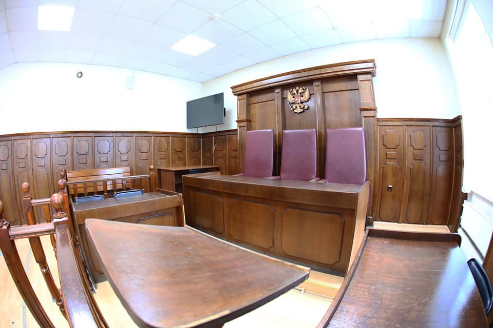 Владелец двух заброшенных зданий в городском бору Челябинска не смог оспорить решение о запрете их продажи Арбитражный суд Челябинской области отклонил жалобу ООО «Теремок» на установленные обеспечительные меры, запрещающие выставлять на торги эти объекты. Запрет был введён по иску администрации города, требующей сноса строений. Спорные здания расположены на улице Лесопарковой. Здания были выставлены на торги с начальной ценой более 16,4 млн рублей. Однако аукцион, проведённый в июне, не состоялся из-за отсутствия желающих. В конце мая администрация Челябинска инициировала судебный иск против ООО «Теремок», требуя сноса или реконструкции заброшенных объектов. Вскоре мэрия также подала заявление о введении обеспечительных мер, в результате чего арбитражный суд предписал управлению Росимущества в Челябинской и Курганской областях воздержаться от продажи зданий на торгах. Представители ООО «Теремок» пытались оспорить этот запрет, заявляя, что продажа зданий является единственным способом погашения долга перед администрацией Челябинска в размере 1,5 млн рублей. Они утверждали, что у них нет других активов и финансов для проведения реконструкции. Арбитражный суд не признал доводы «Теремка» убедительными и отметил, что обеспечительные меры необходимы для предотвращения возможных действий должника, которые могут затруднить исполнение судебного решения.