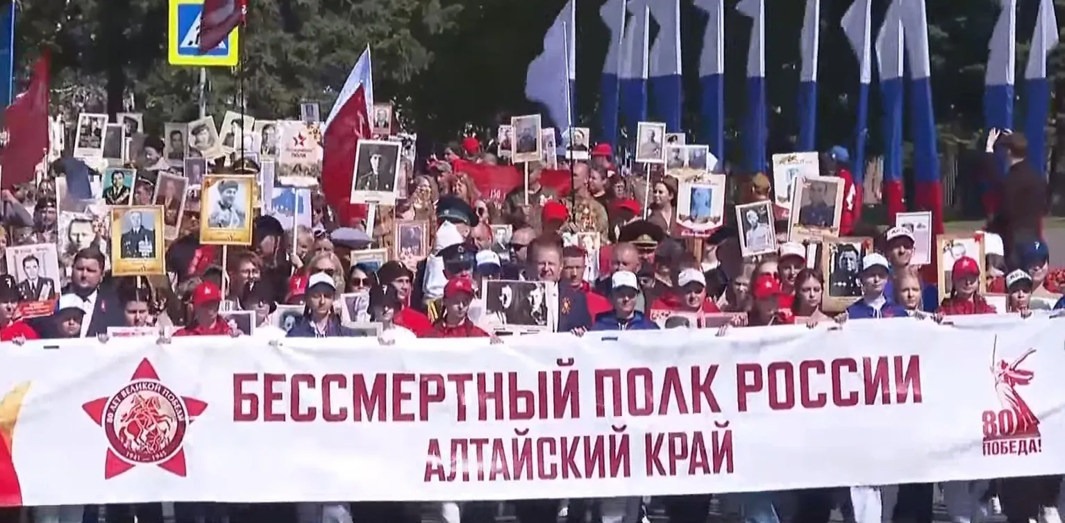 Где и когда в Барнауле начнётся шествие Бессмертного полка 9 мая в Барнауле состоится 14 е шествие Бессмертного полка Колонна начнет движение сразу после прохождения войск Барнаульского гарнизона Предварительно в 10 40 Формирование колонн будет происходить на нечетной стороне проспекта Ленина от улицы Брестской а также на улице Молодежной от проспекта Социалистического до проспекта Ленина Маршрут движения по нечетной стороне проспекта Ленина вдоль трибун на площади Советов до улицы Димитрова