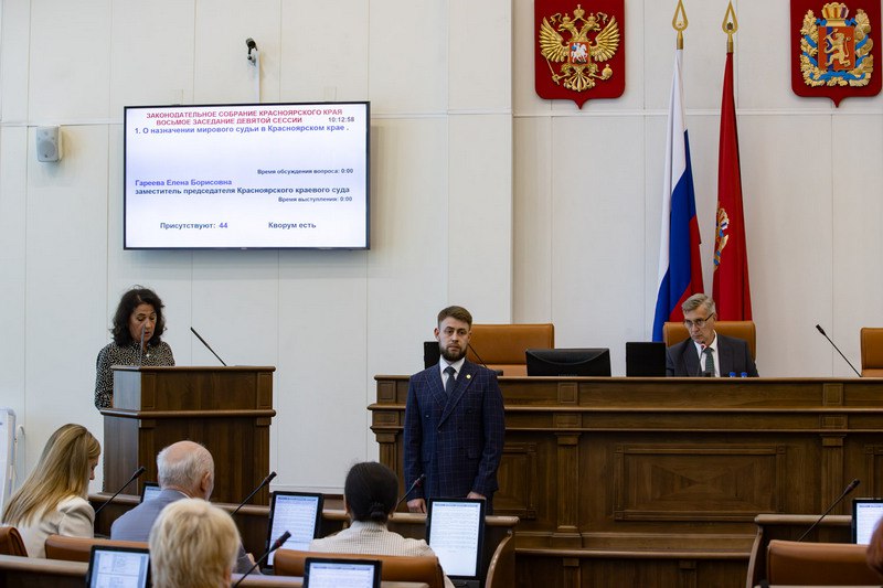 Состоялось VIII заседание IX сессии краевого парламента. Депутаты рассмотрели 35 вопросов и более 20 законопроектов. Один из ключевых — отчет председателя регионального правительства Сергея Верещагина о результатах деятельности правительства Красноярского края за 2024 год. В своем выступлении Сергей Верещагин отметил, что вопреки внешним трудностям Красноярский край стабильно развивается, экономика показывает рост по всем показателям. Депутаты положительно оценили итоги. Председатель комитета по экономике и налоговой политике Егор Васильев назвал отчет реперной точкой, моментом, когда можно оценить усилия, которые были сделаны, скорректировать планы. По итогам сессии приняты: уставной закон «Об Избирательной комиссии Красноярского края» отчет об исполнении краевого бюджета за 2024 год ряд законов о предоставлении услуг в беззаявительном порядке утвержден план приватизации на 2025 год ужесточен закон за загрязнение воздуха твердым топливом другие. Андрей Бурмистров