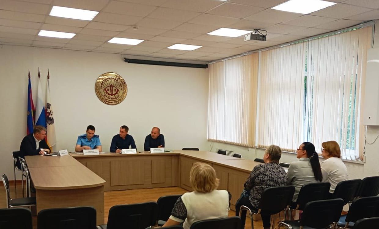 В администрации Прикубанского округа прошло совещание по вопросам догазификации дачных товариществ Совещание проводилось с целью предоставления владельцам домовладений, находящихся на участках садоводческих некоммерческих товариществ в пределах населённых пунктов города Краснодара, возможности участвовать в программе догазификации. В нём приняли участие председатели правлений СНТ. Обсуждались случаи, когда общие собрания членов товарищества ещё не приняли решений о согласии на выполнение работ по догазификации территории СНТ. На сегодняшний день протоколы общих собраний, оформленные в соответствии с формой, утверждённой Правительством Российской Федерации, подготовлены в 58 из 68 СНТ, имеющих возможность участвовать в программе догазификации. Среди них шесть товариществ уже подключены к сетям газораспределения. В рабочей встрече приняли участие представители прокуратуры, специалисты администрации округа, а также сотрудники департамента городского хозяйства и топливно-энергетического комплекса городской администрации.