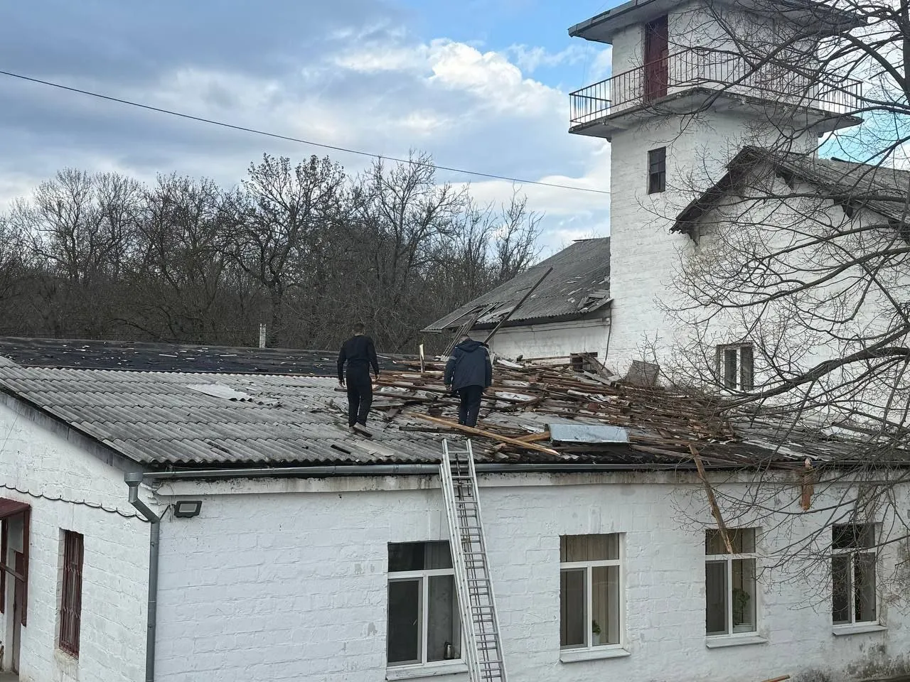 Последствия непогоды в Каменском районе Накануне сильный порывистый ветер нанёс ущерб объектам инфраструктуры и жилому фонду района   В парке П Х Витгенштейна г Каменка пострадали 19 деревьев ещё 13 на территории города   В селе Красный Октябрь на здании ФАПа повреждены два оконных блока   В результате аварий на электросетях временно без электроснабжения оставались 876 абонентов К 22 00 электроснабжение на всей территории Каменского района было полностью восстановлено   С многоквартирных домов в г Каменка сорвано более 60 листов шифера Стихия также повредила кровлю пожарной части в основном в зоне боксов и гаражей Было демонтировано около 220 кв м кровли уничтожено порядка 150 листов шифера Коммунальные службы продолжают работу по устранению последствий непогоды