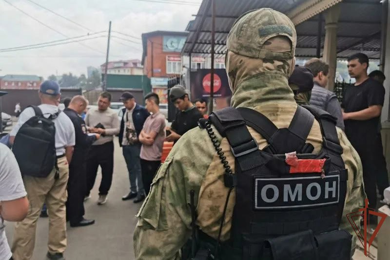 #ИркутскаяОбласть    Более 200 нарушений миграционного законодательства выявлены при содействии Росгвардии в Иркутской области за 4 дня  Сотрудники спецподразделений Управления Росгвардии по Иркутской области оказали силовую поддержку коллегам из МВД и ФСБ России при проведении межведомственного оперативно-профилактического мероприятия «Нелегальный мигрант».  Всего правоохранители обследовали около 800 объектов, в том числе порядка 300 транспортных средств. Выявлены 2 преступления в сфере организации незаконной миграции и зафиксированы 15 фактов фиктивной постановки на миграционный учет. В отношении 7 человек вынесены постановления об административном выдворении за пределы Российской Федерации.  Также в ходе проверки выявили двух нарушителей, в правоустанавливающих документах которых усматривались признаки подделки. Кроме того, в ходе обследования нежилых построек в тепличном комплексе силовики обнаружили около 400 граммов каннабиса, принадлежащего 19-летнему работнику фермы.