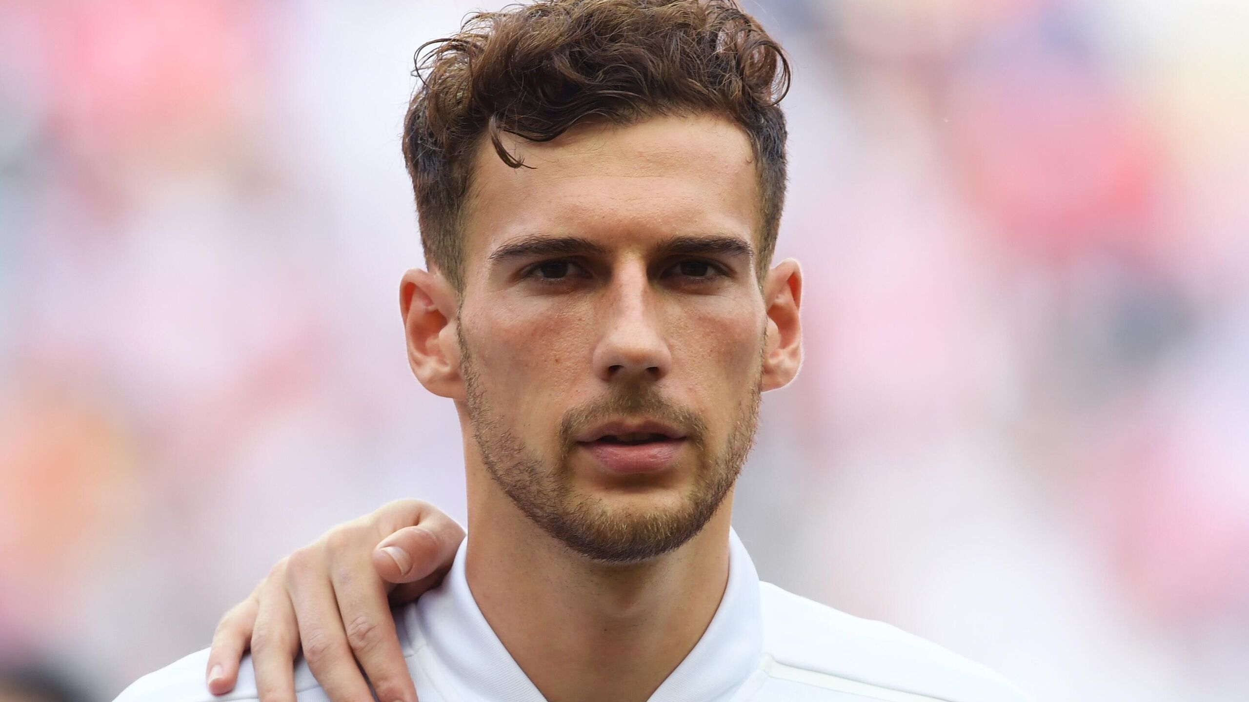 Полузащитник сборной Германии Леон Горецка покинет Баварию по окончании текущего сезона заявил спортивный директор мюнхенского футбольного клуба Кристоф Фройнд Бавария не станет продлевать контракт с Горецкой который истекает 30 июня 2026 года При этом сам футболист принял решение доиграть сезон в Мюнхене Леон чувствует себя очень комфортно в этом клубе и в этой команде Он принял решение остаться здесь Он играет действительно сильно находится на очень высоком уровне поэтому неудивительно что были предложения в том числе конкретные Он важный игрок он чувствует что мы на правильном пути на многое способны и он хочет быть частью этого Он важный фактор Из за динамики последних недель мы активизировали переговоры и открыто заговорили о его будущем его время в Баварии закончится летом заявил Фройнд слова которого приводятся на официальной странице Баварии в соцсети X