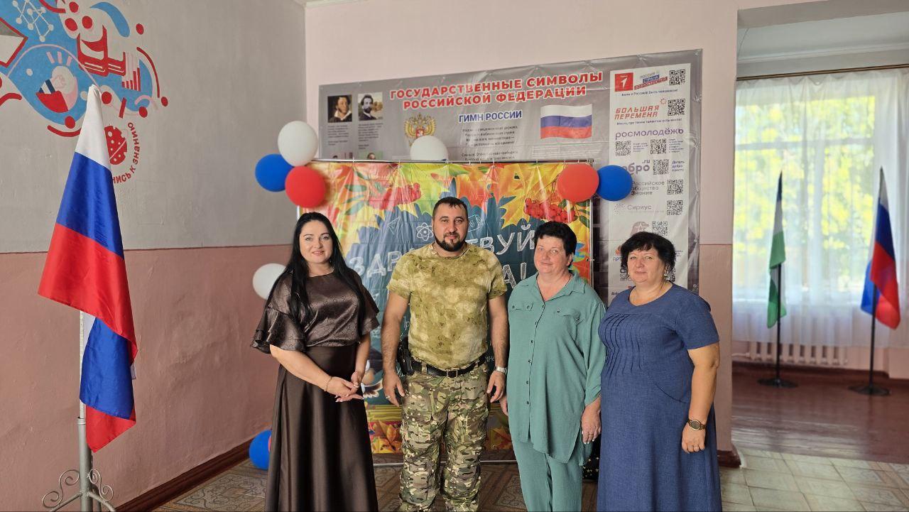 Начальник ТУ Михайловка вместе офицером ВС РФ посетила социально значимые объекты Начальник территориального управления Михайловка Скадовского муниципального округа Елена Павлова вместе с офицером одного из подразделений ВС РФ несущих боевое дежурство в Херсонской области посетили социально значимые объекты Во время совместных осмотров школы и детского сада в селе Михайловка а также Дома культуры села Новониколаевка были выявлены потребности учреждений которые военный пообещал реализовать Кроме того в школе села Михайловка был офицер вооруженных сил Российской Федерации провел урок мужества