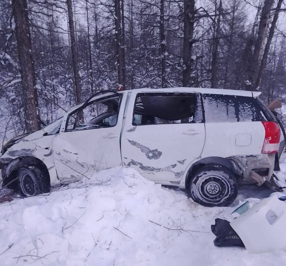 В Алданском районе Якутии произошло ДТП с летальным исходом  Сегодня, 2 февраля, в ЕДДС Алданского района поступило сообщение о том, что на 935-м километре ФАД «Лена», возле н.п. Улуу произошло ДТП с пострадавшими.   Машина «Toyota Wish» вылетела в кювет — один человек пострадал, второго не могут найти.