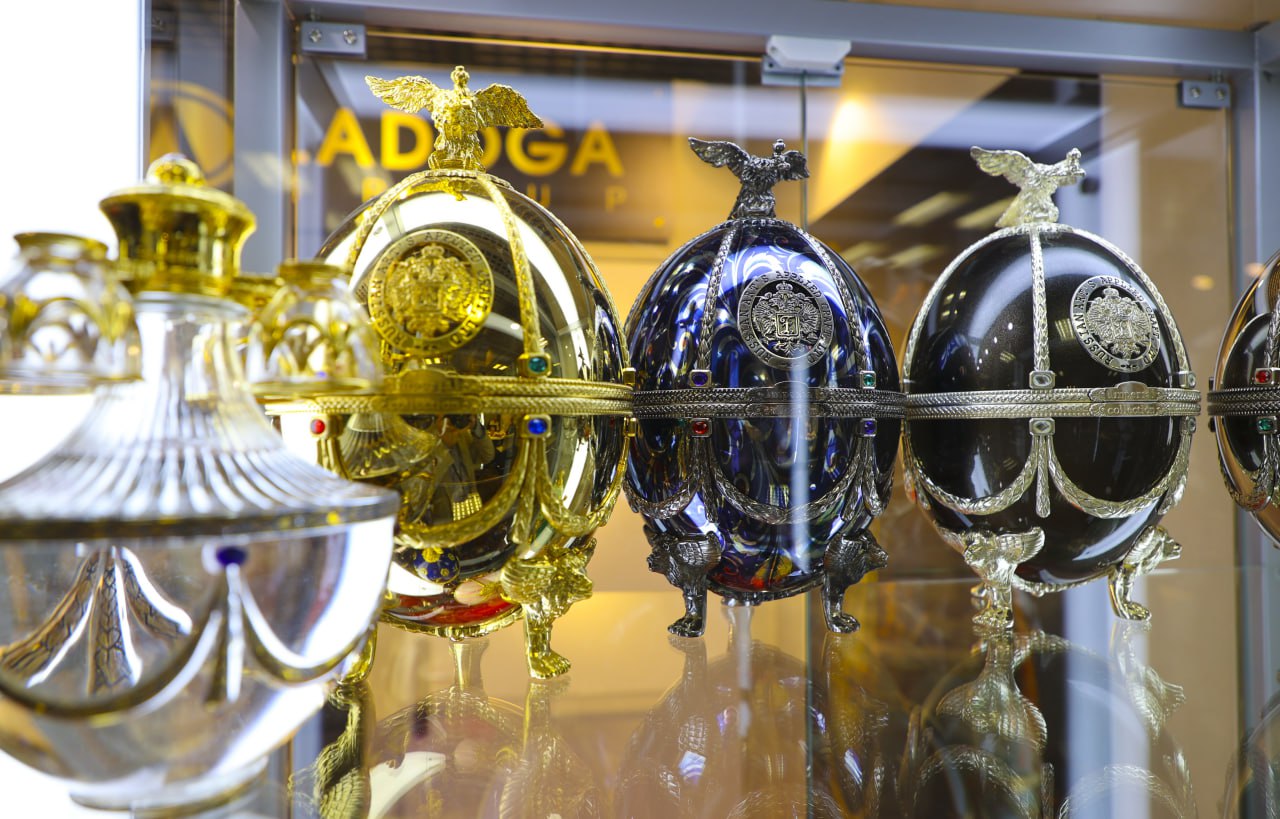 Люксовый бренд Fabergé продали технологическому предпринимателю Сергею Мосунову за $50 млн. Мосунов — партнёр венчурной компании The Garage Syndicate.  Сделка между американской инвестиционной компанией Мосунова SMG Capital и владевшей брендом более десяти лет британской группой Gemfields должна закрыться в конце августа. Gemfields получит $45 млн единовременно и дополнительные $5 млн в виде ежеквартальных роялти по ставке 8% от выручки Fabergé.  «Для меня большая честь стать хранителем такого выдающегося и всемирно известного бренда», — заявил Мосунов. Гендиректор Gemfields Шон Гилбертсон отметил, что продажа знаменует «конец целой эпохи» для компании, столкнувшейся со «значительными трудностями» — убыток группы в 2024 году составил $100,8 млн.  Фото: MANDOGA MEDIA / Global Look Press     Самые важные новости — в телеграм-канале РБК
