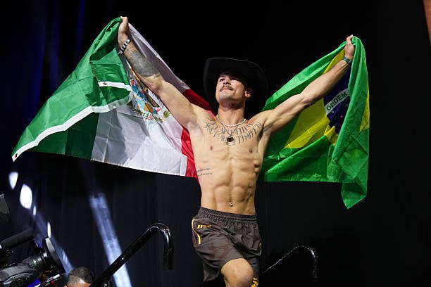 Диего Лопес побеждает Джина Сильву в главном поединке турнира UFC Fight Night 259 Лопес одерживает победу техническим нокаутом во втором раунде Локоть с разворота и добивание Он закрывает поражение в титульном поединке от Александра Волкановски и прерывает победную серию Сильвы из тринадцати поединков Подпишись на Meta MMA