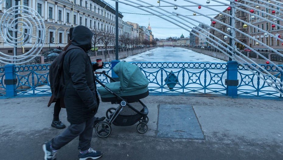 В Петербурге маткапитала хватит лишь на 17% первого взноса по ипотеке  Для расчётов брали среднюю стоимость двухкомнатной квартиры площадью 53 м2 и с размером первоначального взноса 30%. Размер материнского капитала брался для семей с одним ребенком или двумя детьми.  По результатам подсчётов, в Северной столице маткапитала хватит лишь на 17% от первой выплаты. В Москве, для сравнения, на материнский капитал придётся доля ещё меньше — всего 12%.  Автор фото: Тихонов Михаил