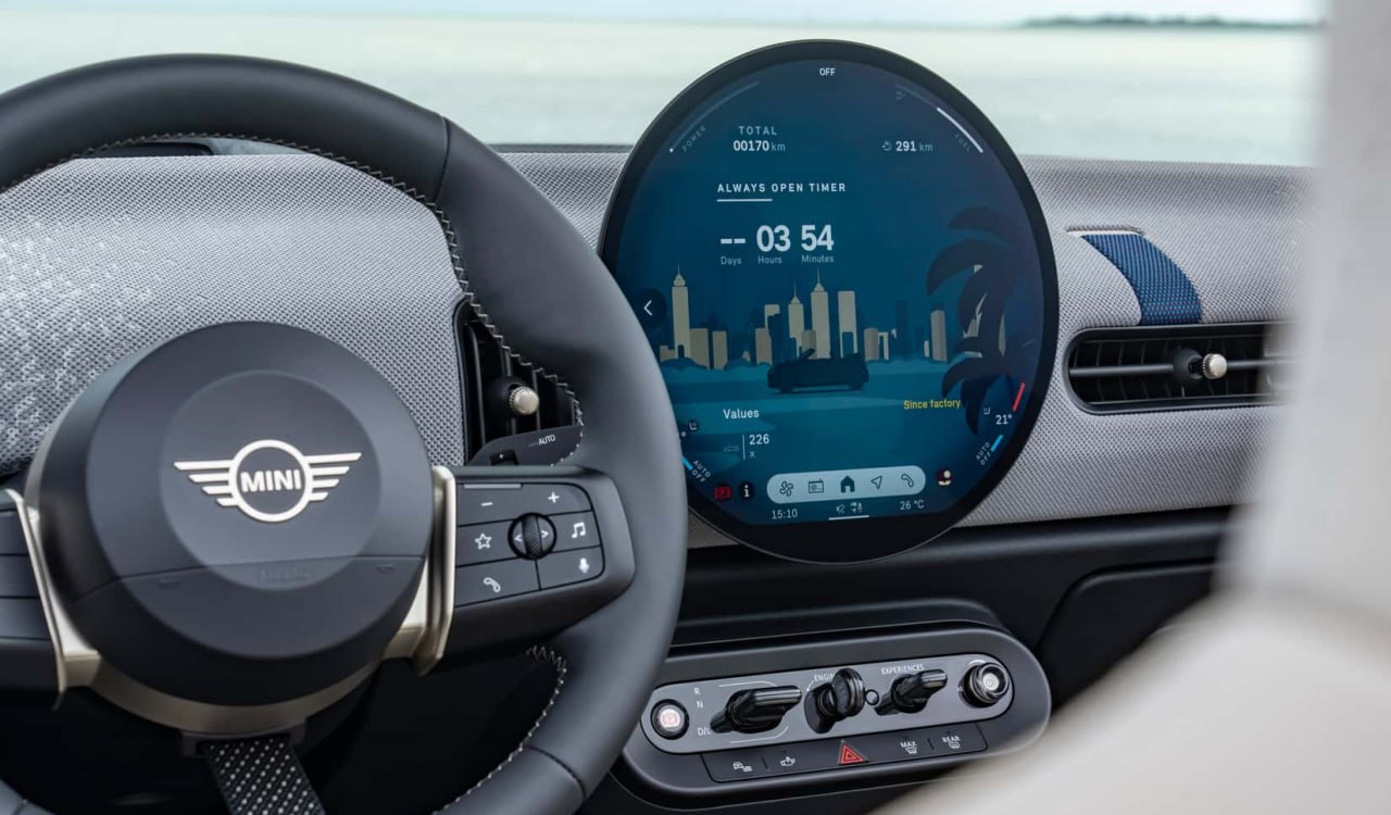Mini выступила против тотального отказа от кнопок Mini сохранит физические органы управления в новых моделях В компании заявили что полный переход на сенсорные экраны лишает автомобили связи с водителем Глава дизайна бренда Хольгер Хампф подчеркнул Крайне важно найти баланс между цифровым и аналоговым опытом По его словам фирменный круглый 9 4 дюймовый OLED дисплей останется ключевым элементом интерьера но его дополнят привычные кнопки INcar автоновости в MAX
