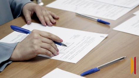 ‼ Госдума упрощает изменение госконтрактов: меньше бюрократии с 2026 года  Госдума приняла закон, который с 1 января 2026 года позволит гибко менять условия госконтрактов на благоустройство территорий и строительный контроль.    Ключевые изменения:   - Благоустройство: можно корректировать объем и виды работ до 10% от цены контракта без перезаключения.   - Строительный контроль: сроки выполнения контрактов на контроль можно менять, если изменяются сроки основного контракта на строительство, реконструкцию или капремонт.   - Контракты с единственным поставщиком: допускается изменение условий для органов власти, «Роскосмоса», госучреждений или компаний с 100% госучастием.    Зачем это нужно?   По словам депутата Алексея Говырина, изменения сократят бюрократию, устранят задержки и допзатраты при перезаключении контрактов. Подрядчики смогут оперативно вносить корректировки, а контроль качества не будет тормозить стройку.    Закон сделает процесс управления госконтрактами проще и эффективнее, сохраняя бюджетные рамки.  #Госконтракты #Благоустройство #Строительство #Закон