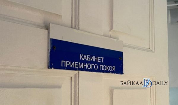 16 летняя девочка из Читы лишилась зрения из за ношения ночных линз В июне дочь начала надевать линзы и ощутила острую боль в обоих глазах сняла их и больше не надевала И глаза дочка тоже больше открыть не смогла у нее началась светобоязнь слезоточивости рассказала мама пациентки В родной Чите они обошли шесть разных офтальмологов но назначаемые ими капли для глаз не помогали Тогда им посоветовали лететь в Иркутск где девочку экстренно приняли в Ивано Матренинской детской клинической больнице Врачи поставили диагноз язва роговицы Девочка ничего не видит и не может самостоятельно себя обслуживать В детской больнице рассказали что подобное часто происходит с подростками в возрасте 14 16 лет которые считают себя самостоятельными и избегают контроля родителей При этом подростки самостоятельно не проводят необходимые для ношения линз гигиенические процедуры они подолгу их носят и не снимают несколько суток купаются в линзах и пытаются вытащить их длинными ногтями под которыми скопились грязь и бактерии В итоге в глаза попадает синегнойная палочка приводящая к тяжёлым осложнениям вплоть до потери глаза